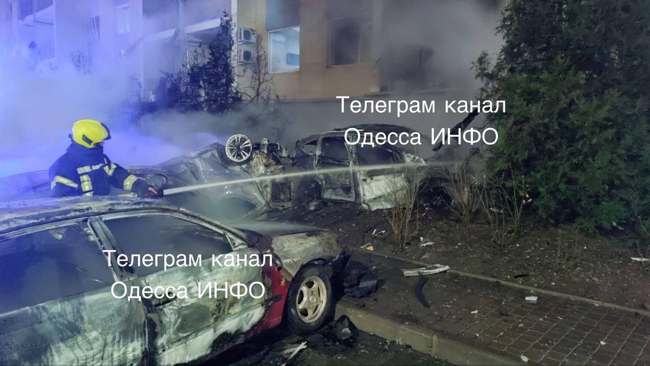 Росія атакувала Одесу дронами: пошкоджено кілька багатоповерхівок, адмінбудівлі та автівки. Фото і відео