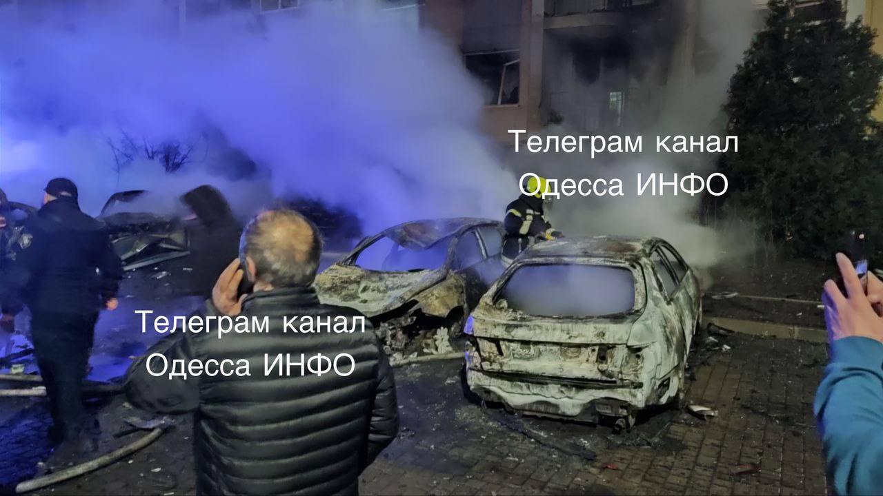 Росія атакувала Одесу дронами: пошкоджено кілька багатоповерхівок, адмінбудівлі та автівки. Фото і відео