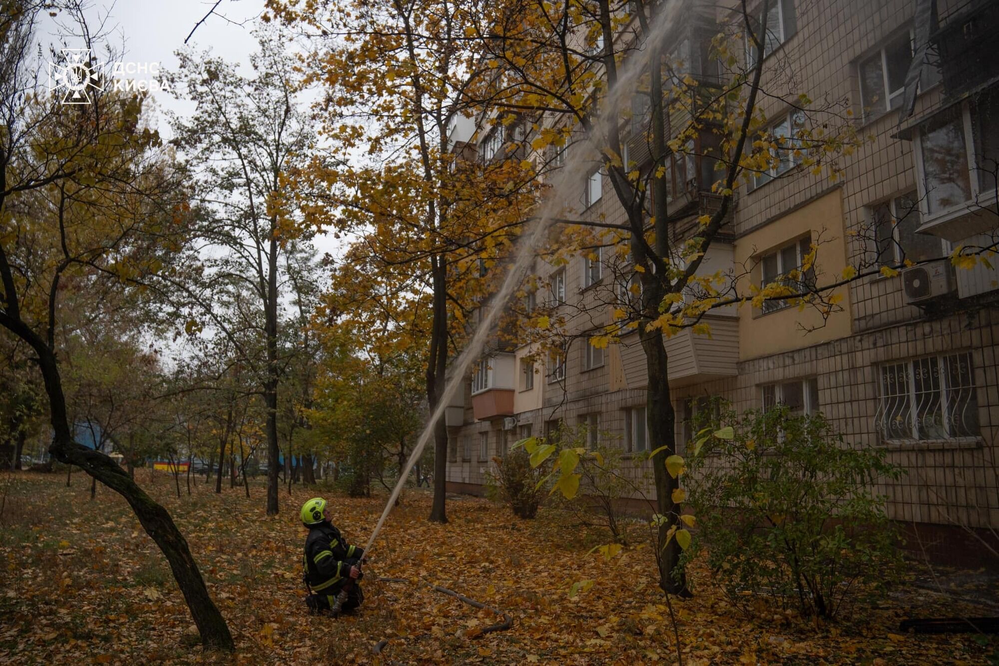 Вогонь охопив квартири на кількох поверхах: у Києві сталась пожежа в багатоповерхівці. Подробиці, фото та відео