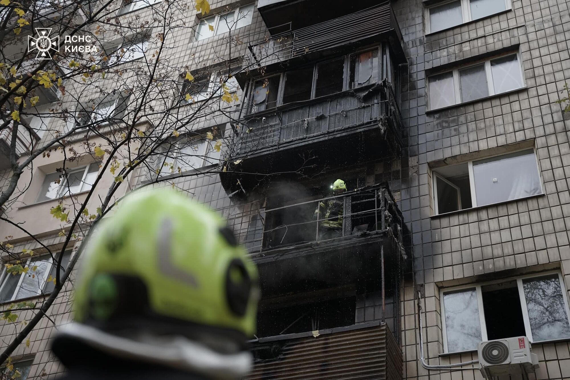 Огонь охватил квартиры на нескольких этажах: в Киеве произошел пожар в многоэтажке. Подробности, фото и видео