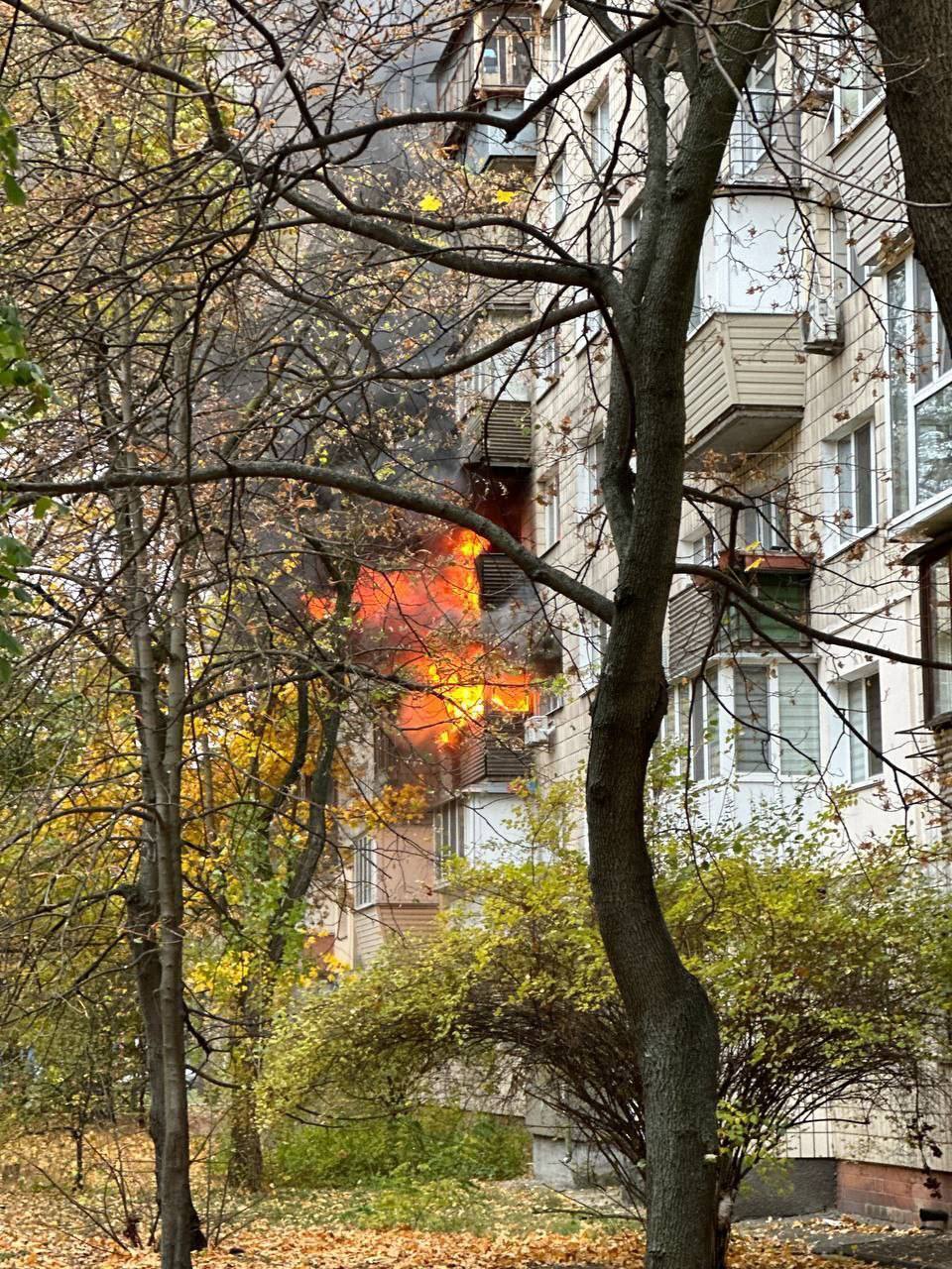 Вогонь охопив квартири на кількох поверхах: у Києві сталась пожежа в багатоповерхівці. Подробиці, фото та відео