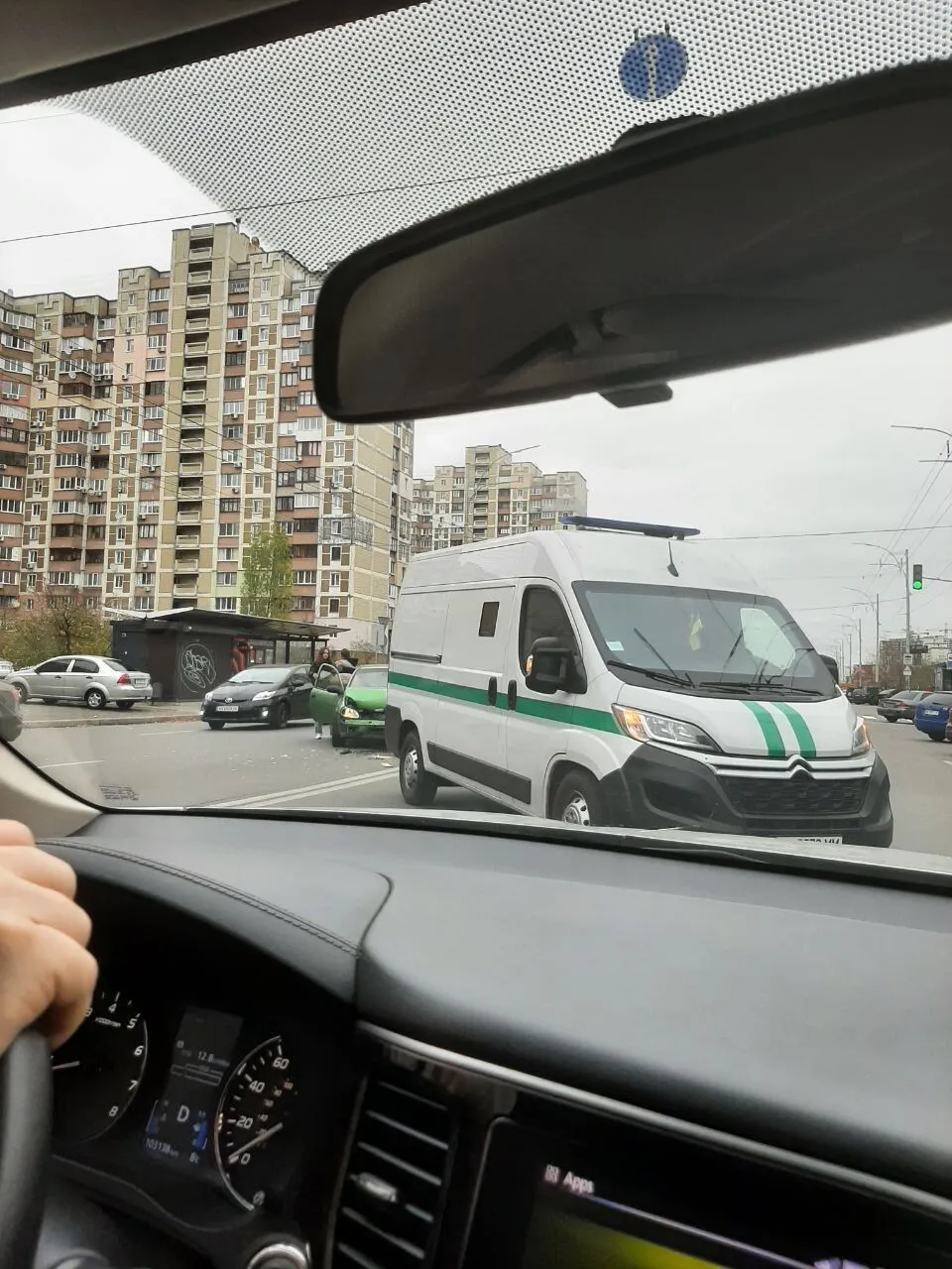 В Киеве на Троещине столкнулись легковушка и машина инкассаторов. Подробности аварии и фото