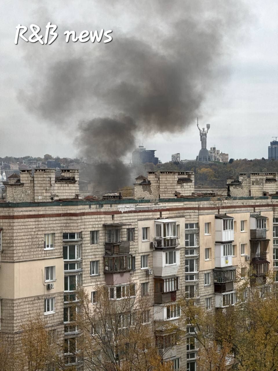 Вогонь охопив квартири на кількох поверхах: у Києві сталась пожежа в багатоповерхівці. Подробиці, фото та відео