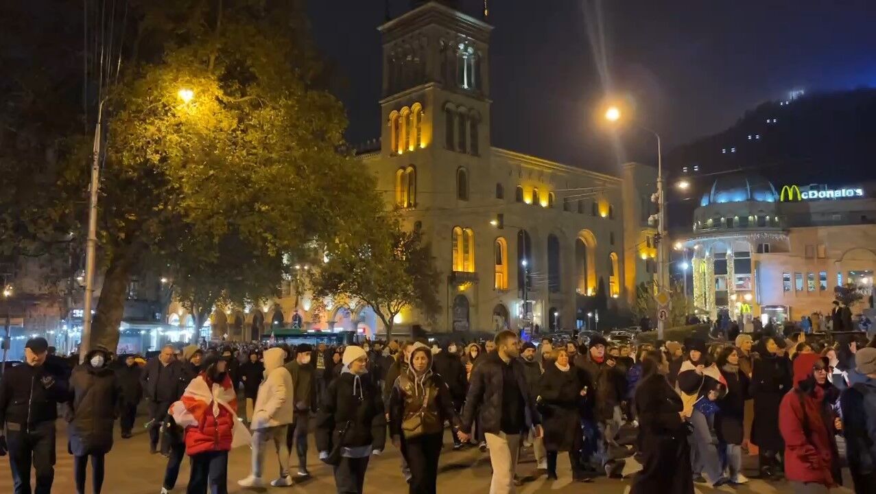 У Тбілісі ситуація загострилася: у силовиків вперше полетіли "коктейлі Молотова", є затримання. Фото і відео