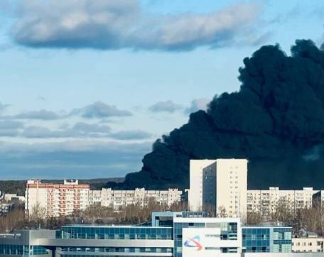 Небо затянуло черным дымом: в Екатеринбурге вспыхнул важный для оккупантов завод