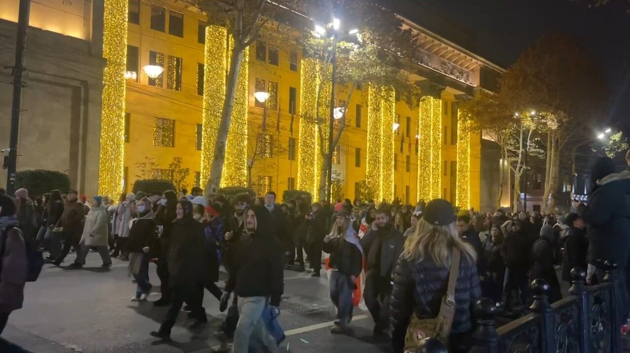 У Тбілісі ситуація загострилася: у силовиків вперше полетіли "коктейлі Молотова", є затримання. Фото і відео