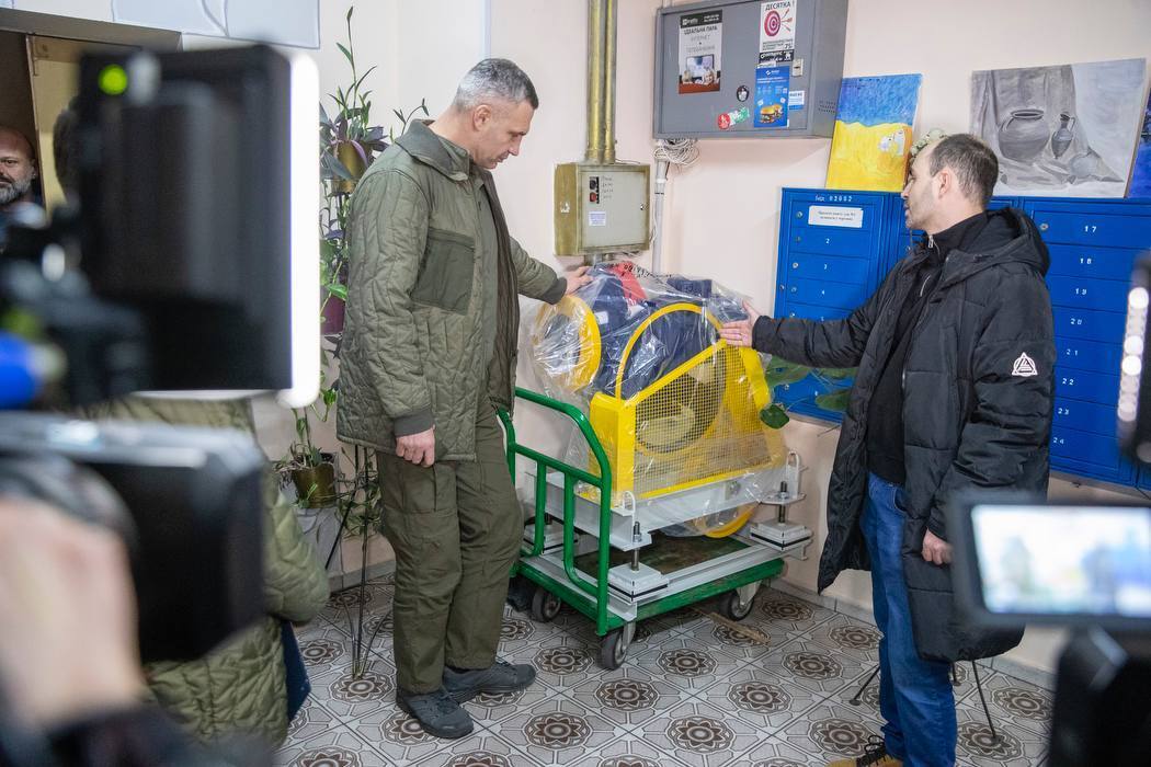 Во время отключения света есть вода и освещение: Кличко показал многоэтажку, которая получила отличие "Энергостойкий дом Киева". Фото