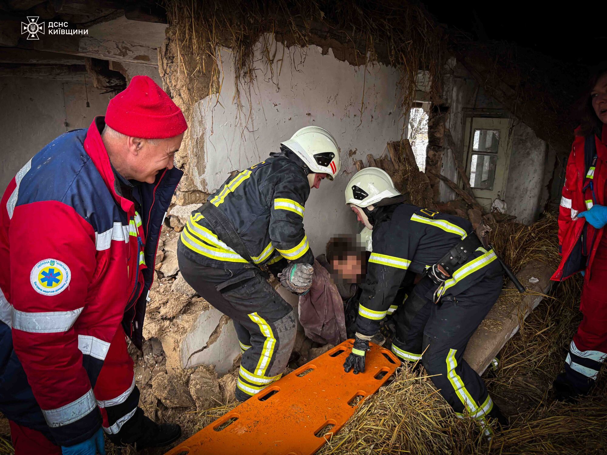 На Київщині на чоловіка обвалилась стіна житлового будинку. Подробиці НП та фото