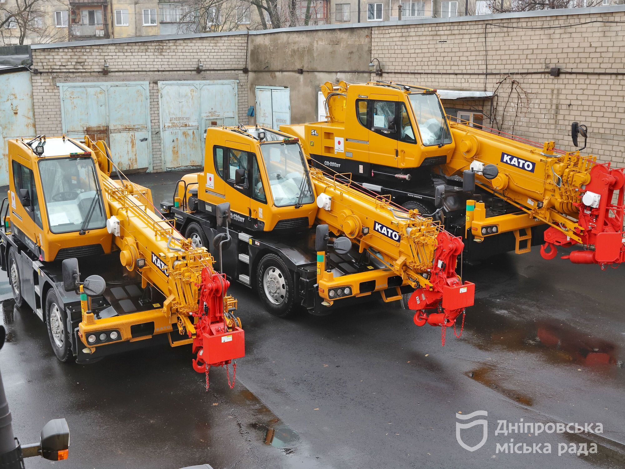 Японія безкоштовно передала Дніпру партію комунальної техніки на $2 млн