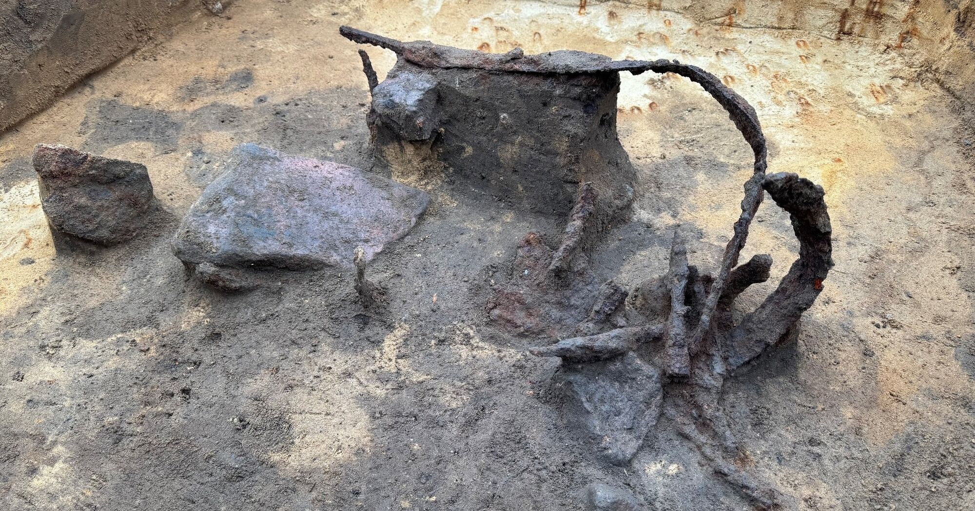 Під час будівництва автомагістралі в Данії виявили купу зброї залізного віку, якої вистачить на оснащення невеликої армії