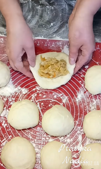 Пышные пирожки с квашеной капустой: как приготовить тесто