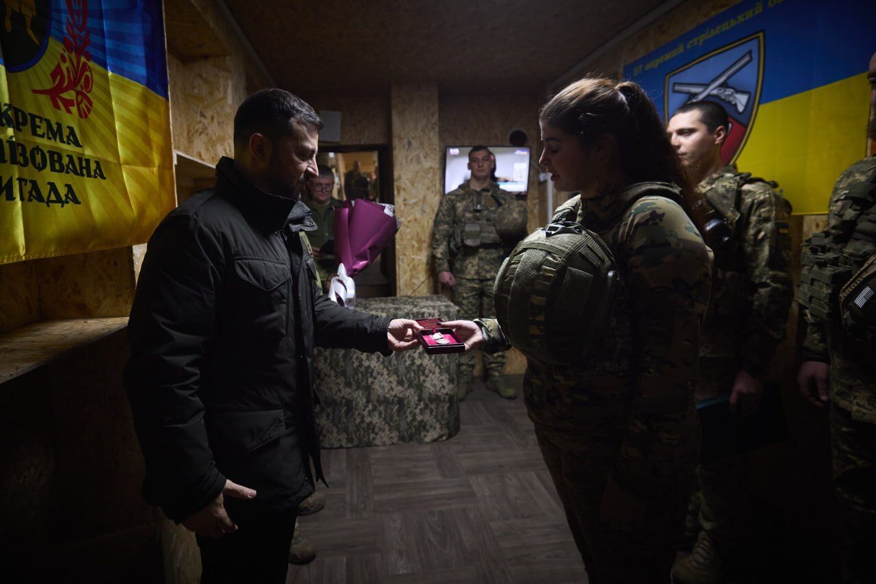 "Честь быть с нашими бойцами": Зеленский на Запорожье вручил награды украинским защитникам в День Сухопутных войск. Видео