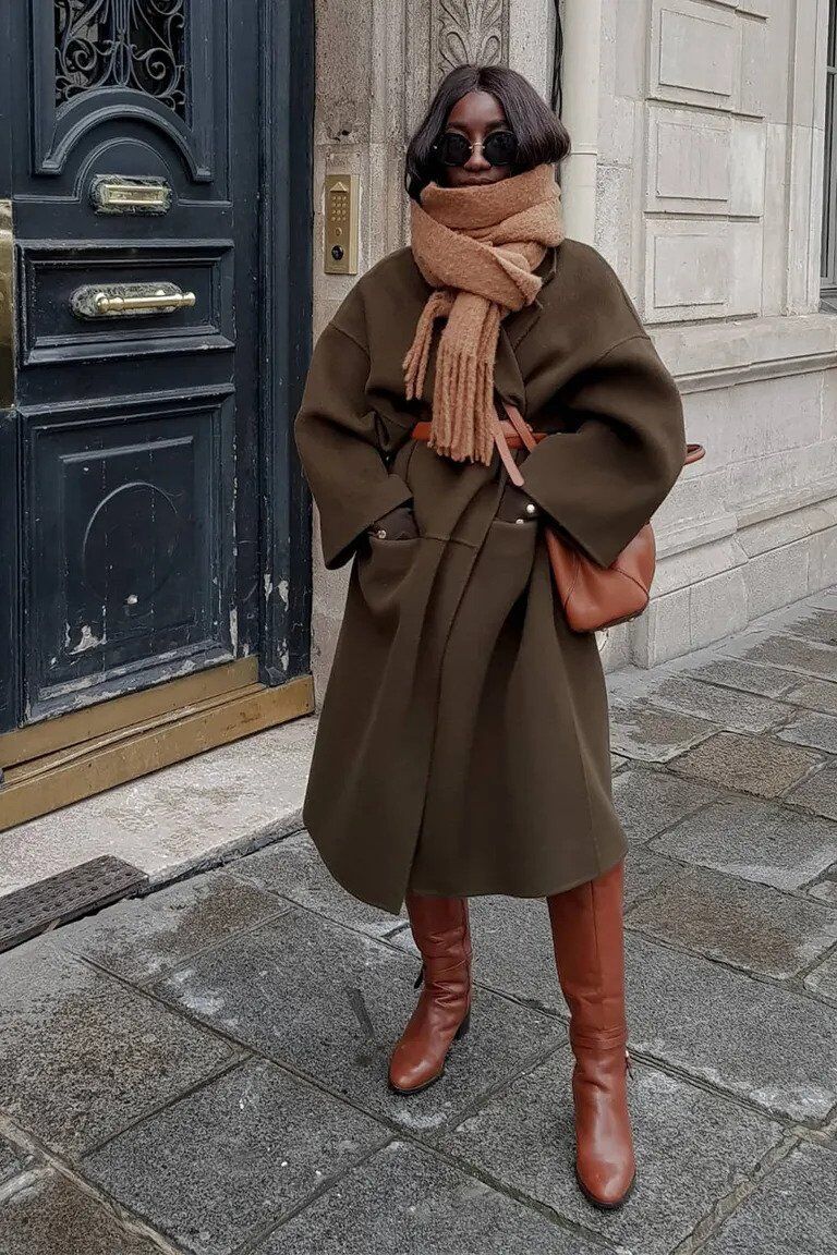 Любимый аксессуар французских модниц: как стильно носить кашемировый шарф в 2025 году