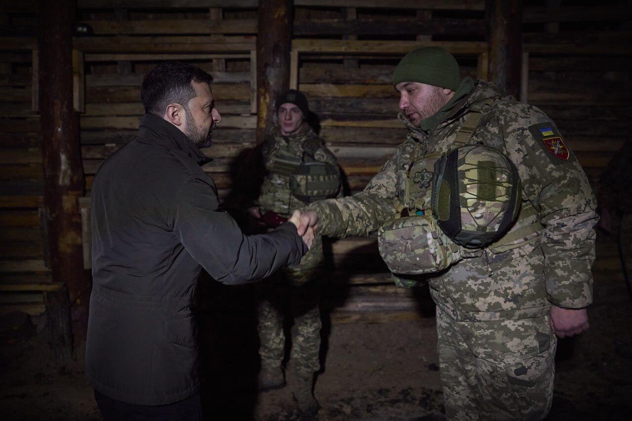 "Честь быть с нашими бойцами": Зеленский на Запорожье вручил награды украинским защитникам в День Сухопутных войск. Видео