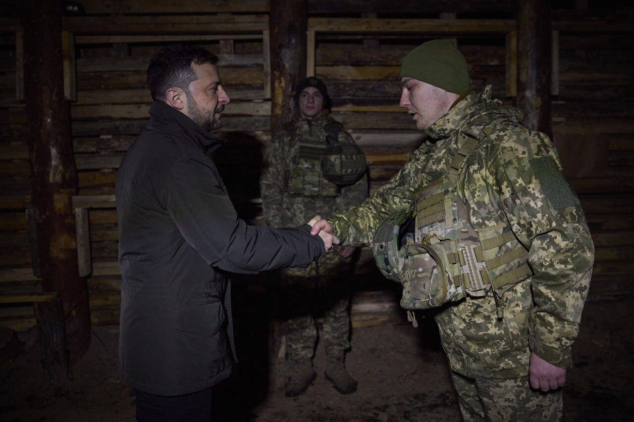 "Честь быть с нашими бойцами": Зеленский на Запорожье вручил награды украинским защитникам в День Сухопутных войск. Видео