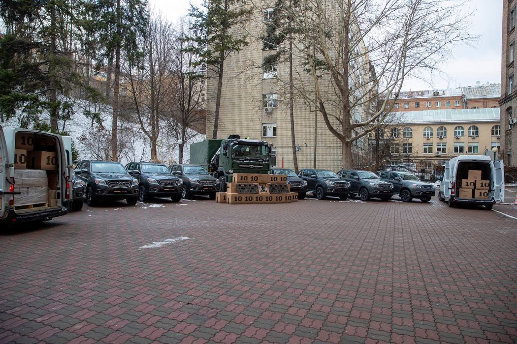 Автомобили и дроны: Кличко передал военным очередную партию помощи от Киева. Фото