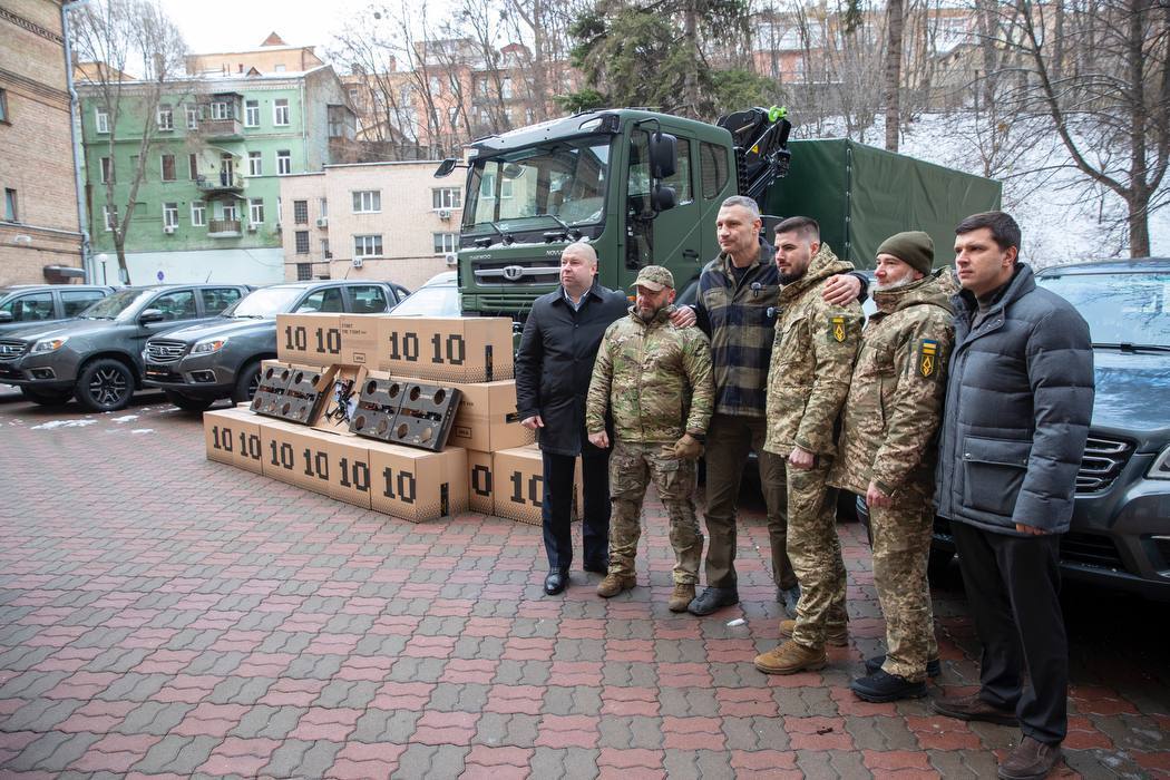 Автомобили и дроны: Кличко передал военным очередную партию помощи от Киева. Фото