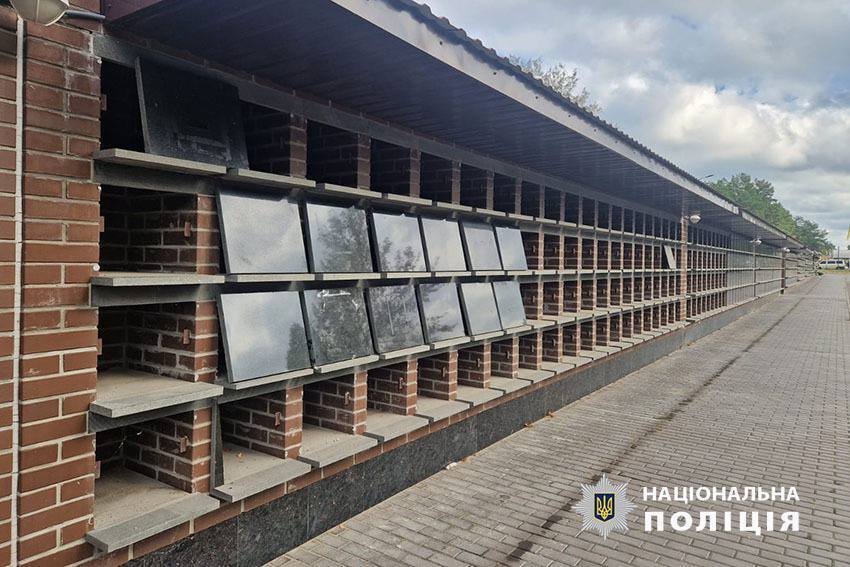 "Заработал" почти 900 тыс. грн на кирпиче для колумбария на Лесном кладбище Киева: подозревают подрядчика. Фото