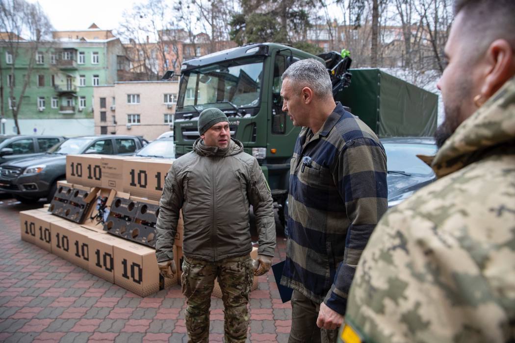 Автомобили и дроны: Кличко передал военным очередную партию помощи от Киева. Фото