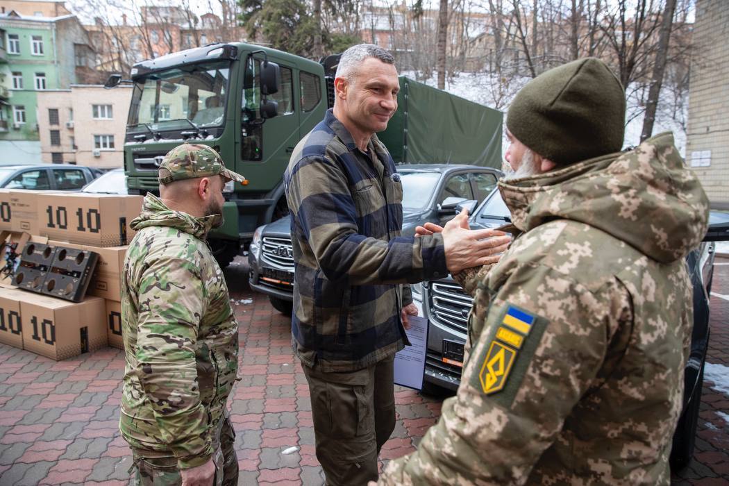 Автомобили и дроны: Кличко передал военным очередную партию помощи от Киева. Фото