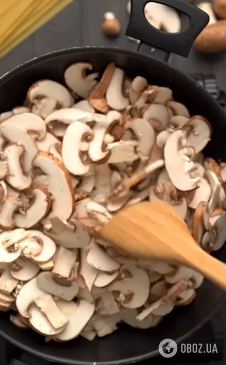 Быстрая лазанья с сыром и грибами: приготовьте сытное блюдо на обед для всей семьи