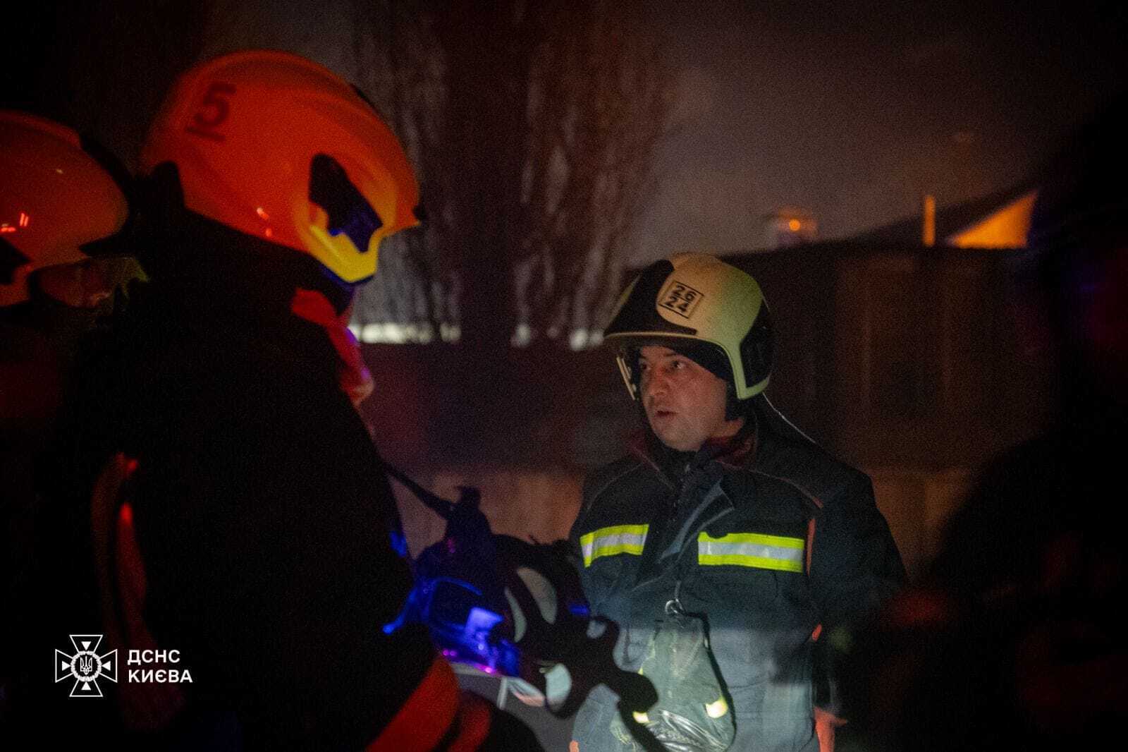 У Києві чотири години гасили масштабну пожежу в адмінбудівлі: врятували двох осіб. Подробиці та фото