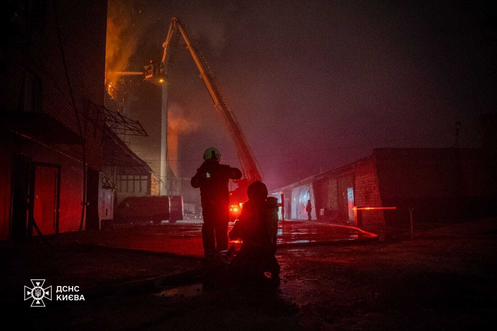 У Києві чотири години гасили масштабну пожежу в адмінбудівлі: врятували двох осіб. Подробиці та фото