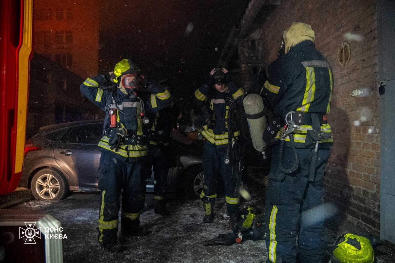 У Києві чотири години гасили масштабну пожежу в адмінбудівлі: врятували двох осіб. Подробиці та фото