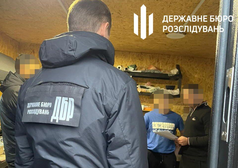 Погрожував відправити на передову: на Донеччині викрили посадовця військової частини, який примушував підлеглих працювати на свою родину