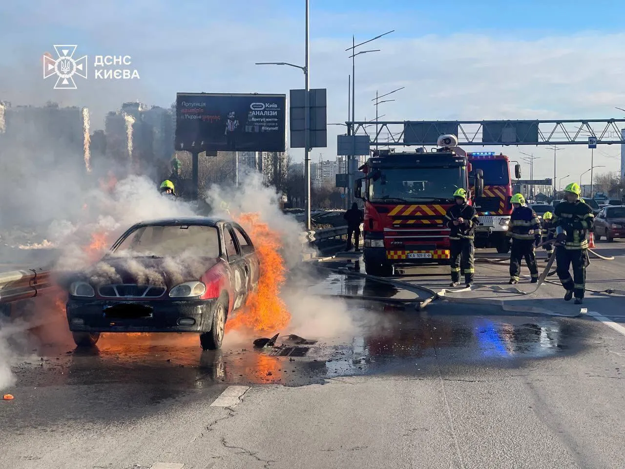 В Киеве на проспекте Бажана во время движения загорелась легковушка. Подробности, фото и видео