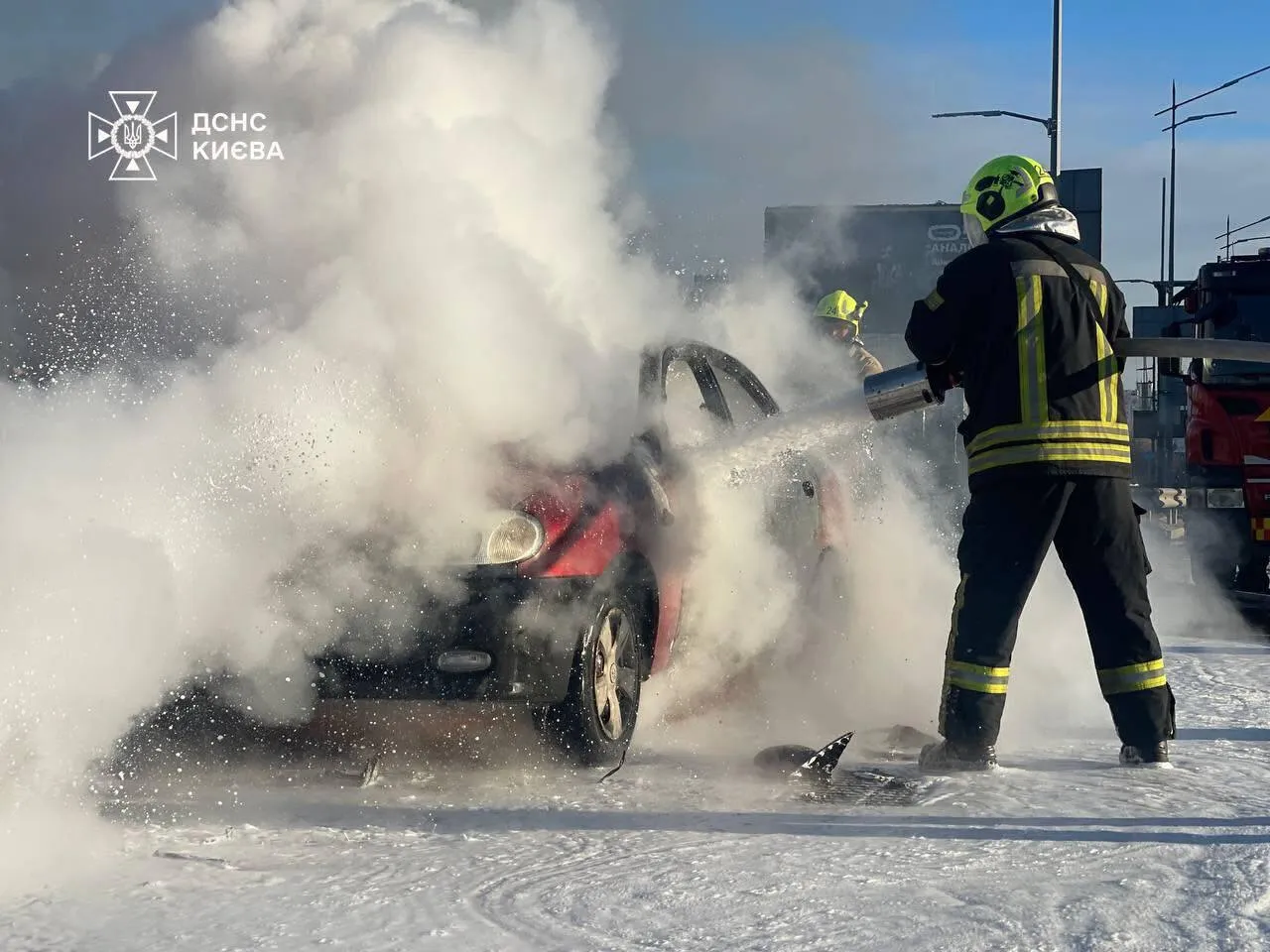 В Киеве на проспекте Бажана во время движения загорелась легковушка. Подробности, фото и видео