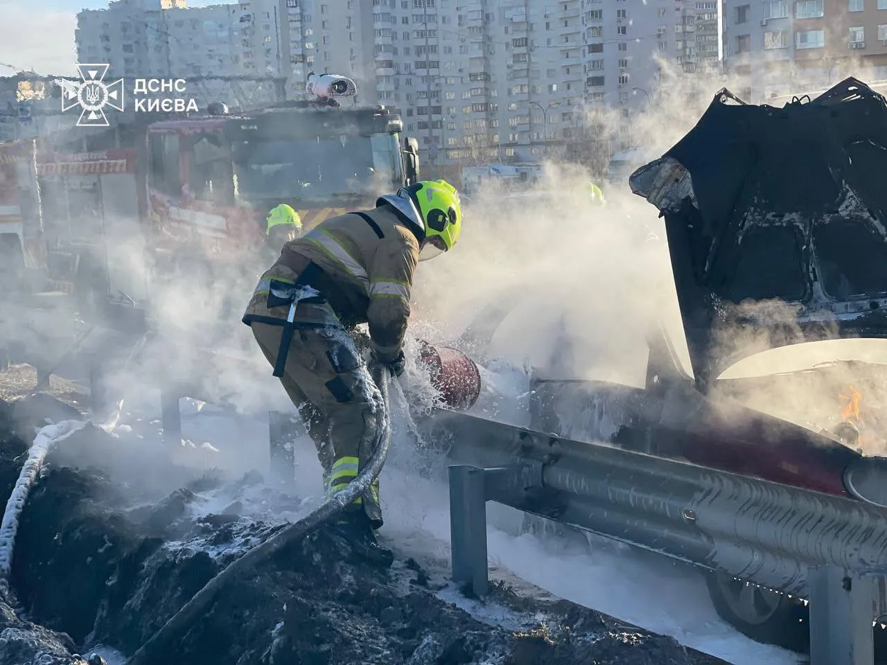 В Киеве на проспекте Бажана во время движения загорелась легковушка. Подробности, фото и видео