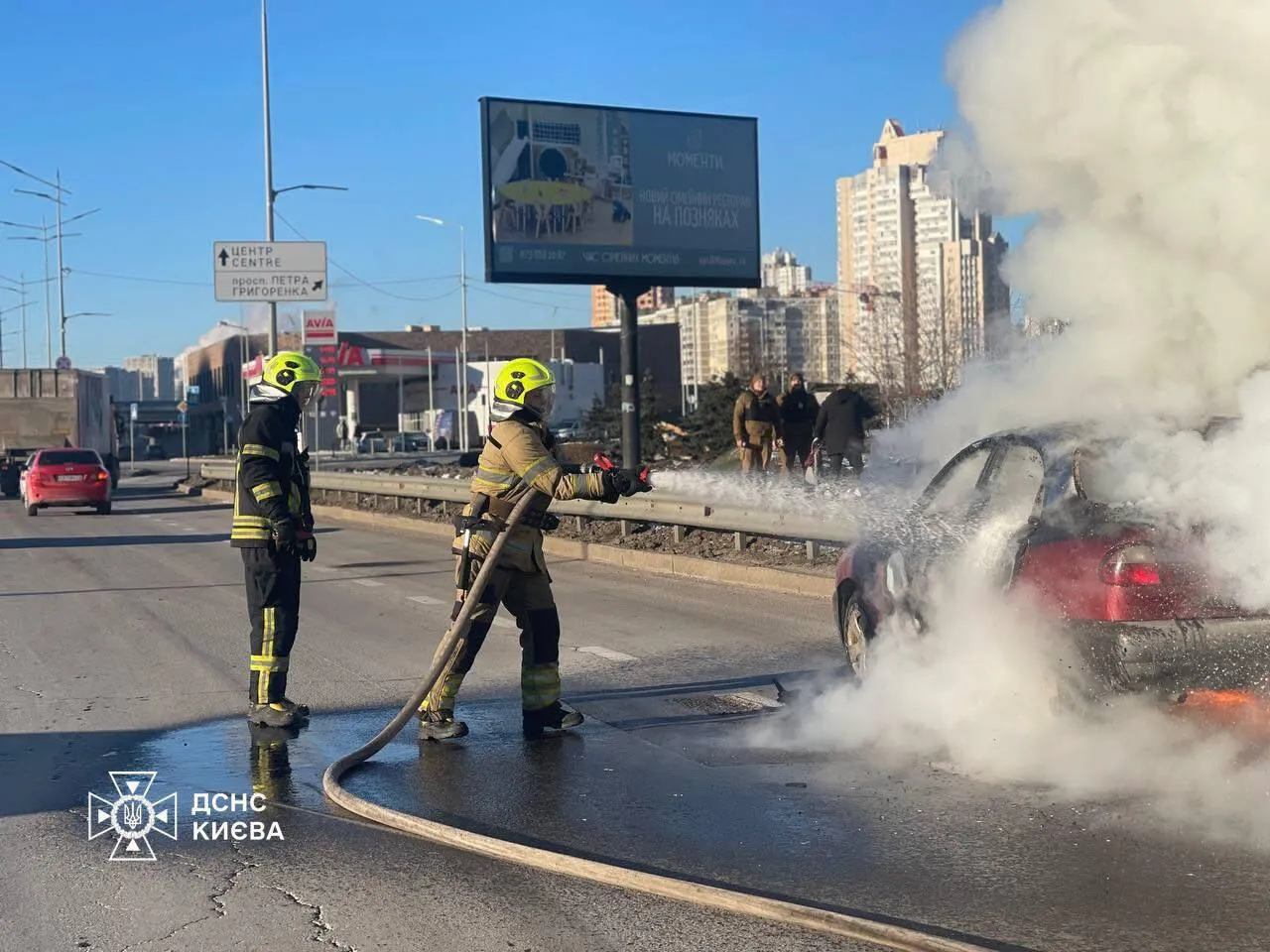 В Киеве на проспекте Бажана во время движения загорелась легковушка. Подробности, фото и видео