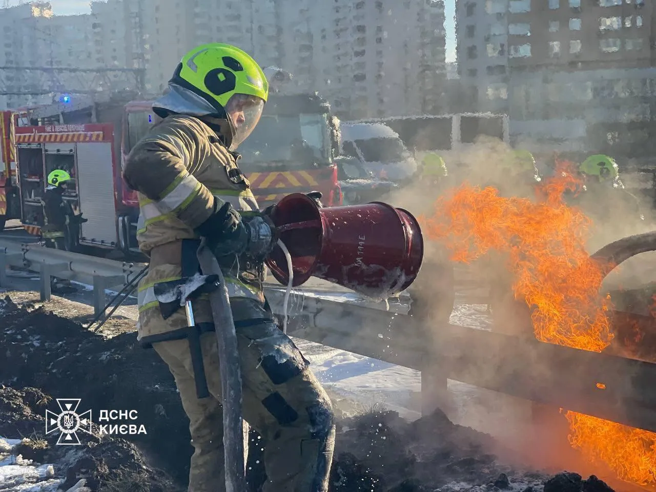 В Киеве на проспекте Бажана во время движения загорелась легковушка. Подробности, фото и видео