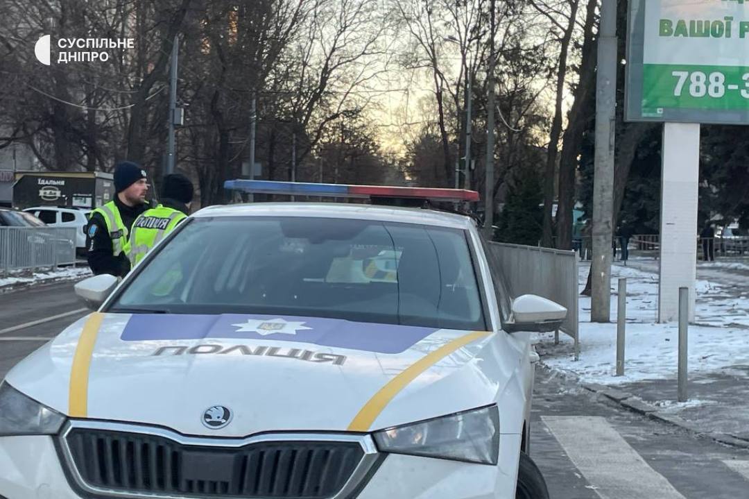 У Дніпрі пролунав потужний вибух біля автівки: загинула людина, поранені двоє поліцейських. Фото