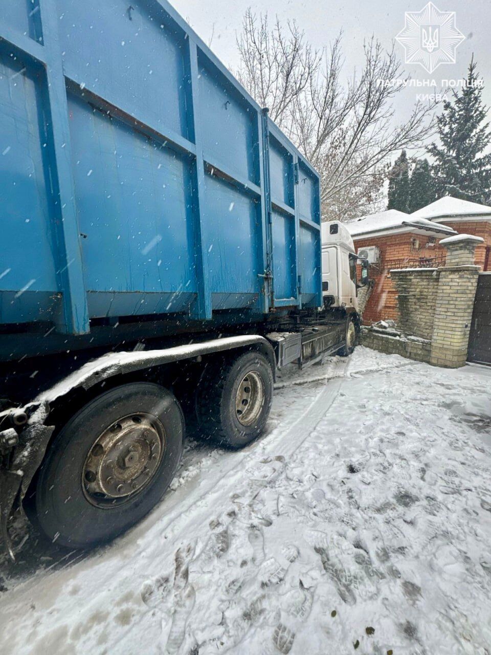 На "лысой" резине во время гололедицы: в Киеве грузовик снес кирпичный забор дома. Фото