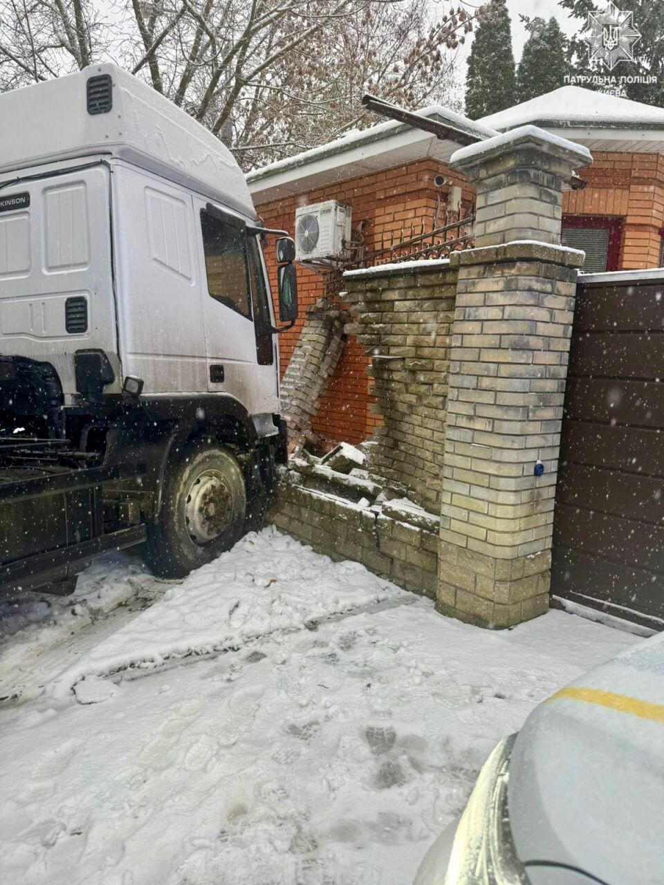 На "лысой" резине во время гололедицы: в Киеве грузовик снес кирпичный забор дома. Фото