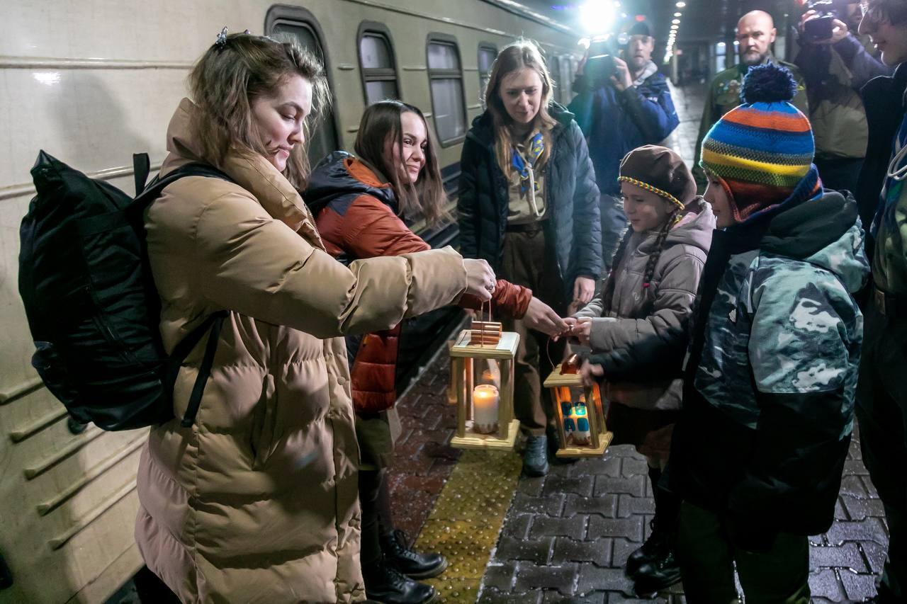 В Украину прибыл Вифлеемский огонь мира: где его можно получить для своих домов. Фото