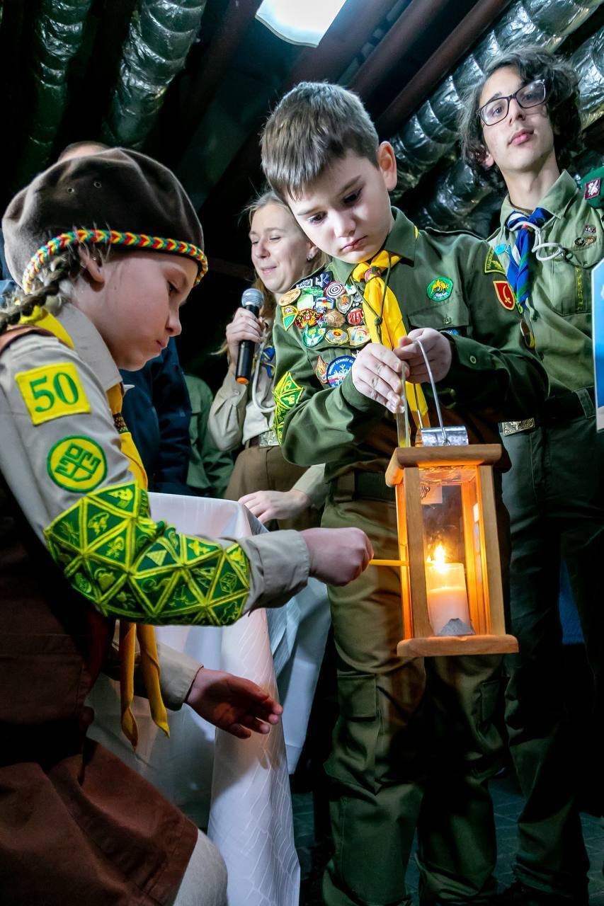 В Украину прибыл Вифлеемский огонь мира: где его можно получить для своих домов. Фото