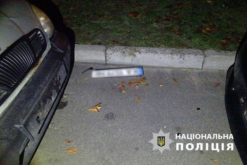 Решили развлечься: в Киеве двое мужчин повредили семь автомобилей. Фото