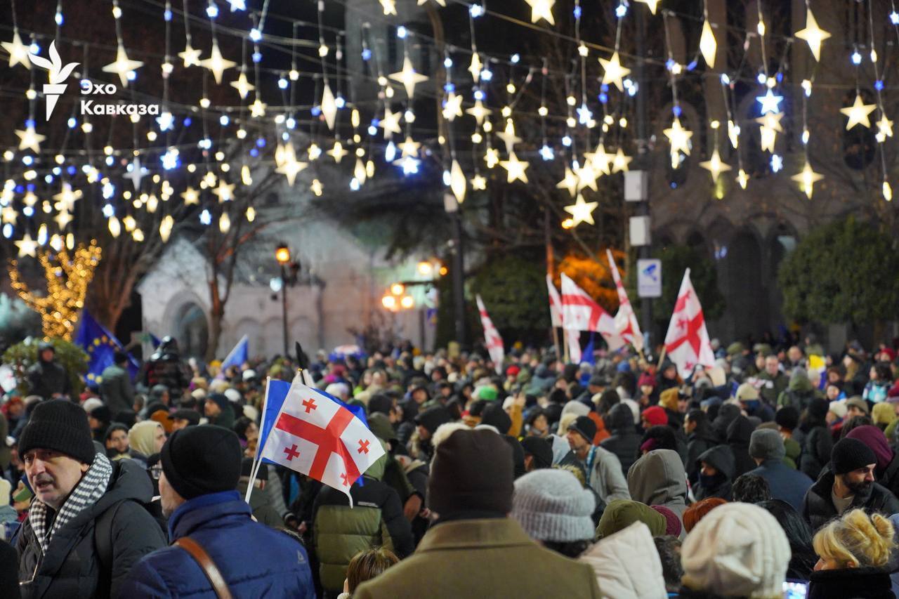 В столице Грузии продолжаются протесты против правящей партии: к акции студентов присоединились преподаватели вузов. Видео