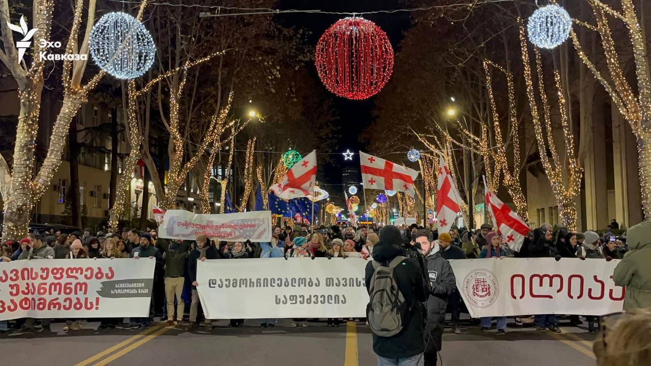 В столице Грузии продолжаются протесты против правящей партии: к акции студентов присоединились преподаватели вузов. Видео