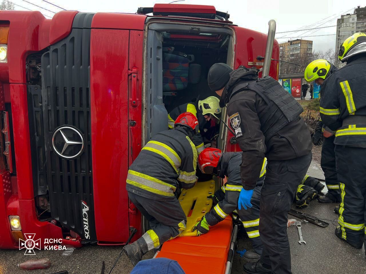 У Києві на проспекті Глушкова перекинулась вантажівка, є постраждала. Подробиці та фото