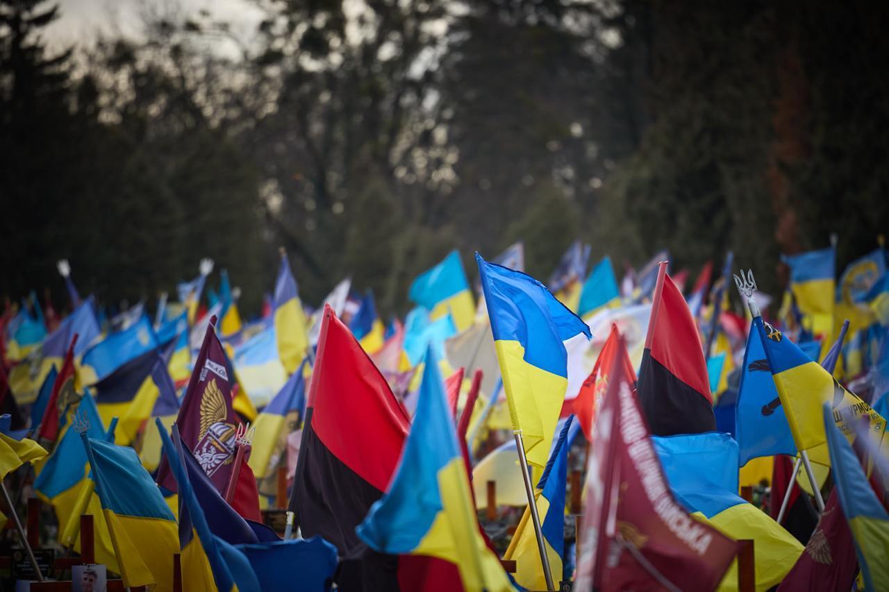 "Віддали своє життя заради нашої незалежності": Зеленський на Марсовому полі у Львові вшанував пам'ять загиблих воїнів. Фото