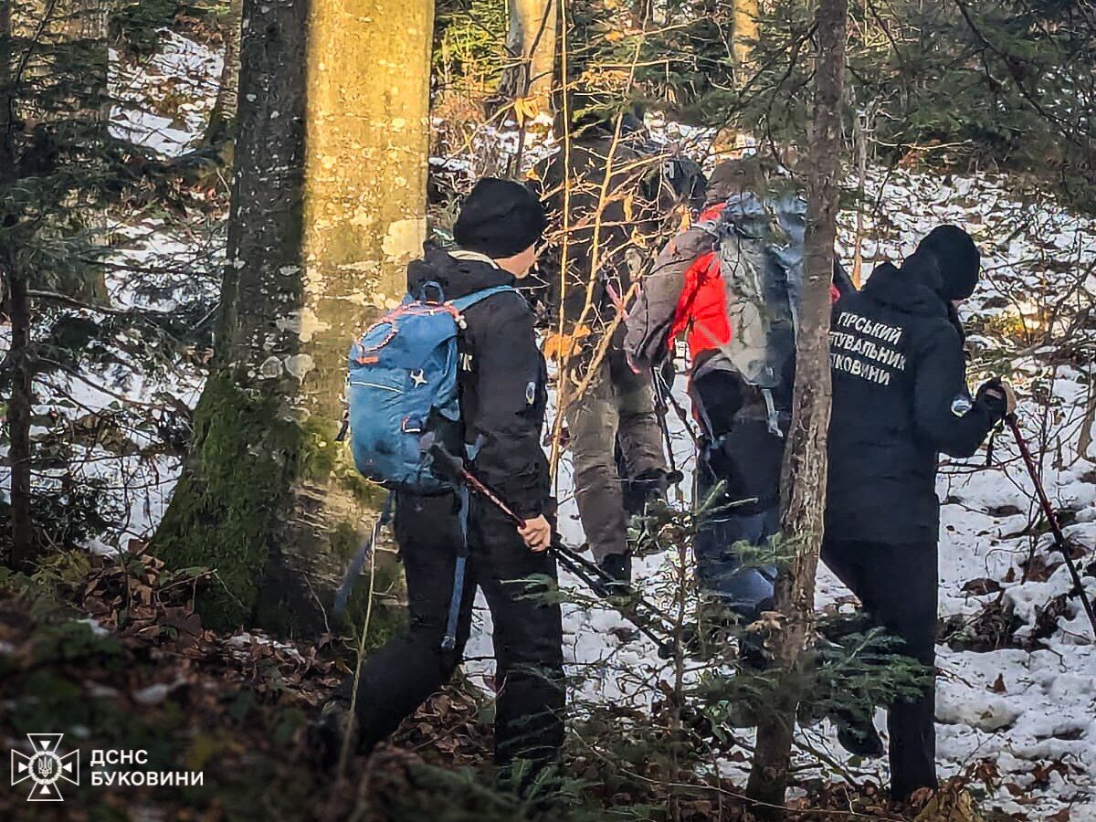 Втратив орієнтир: на Буковині рятувальники знайшли чоловіка, який майже три дні блукав у лісі. Фото 