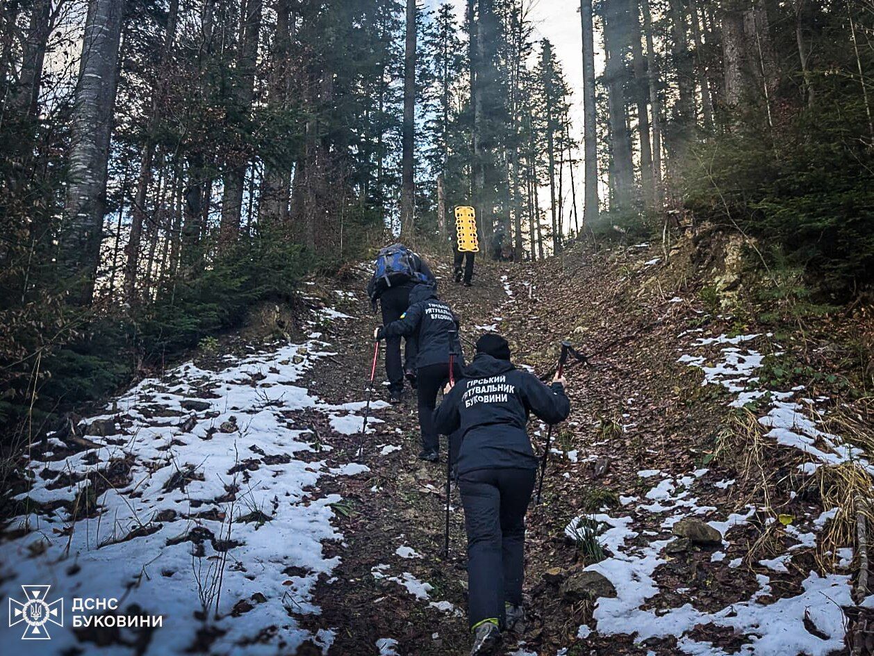 Втратив орієнтир: на Буковині рятувальники знайшли чоловіка, який майже три дні блукав у лісі. Фото 