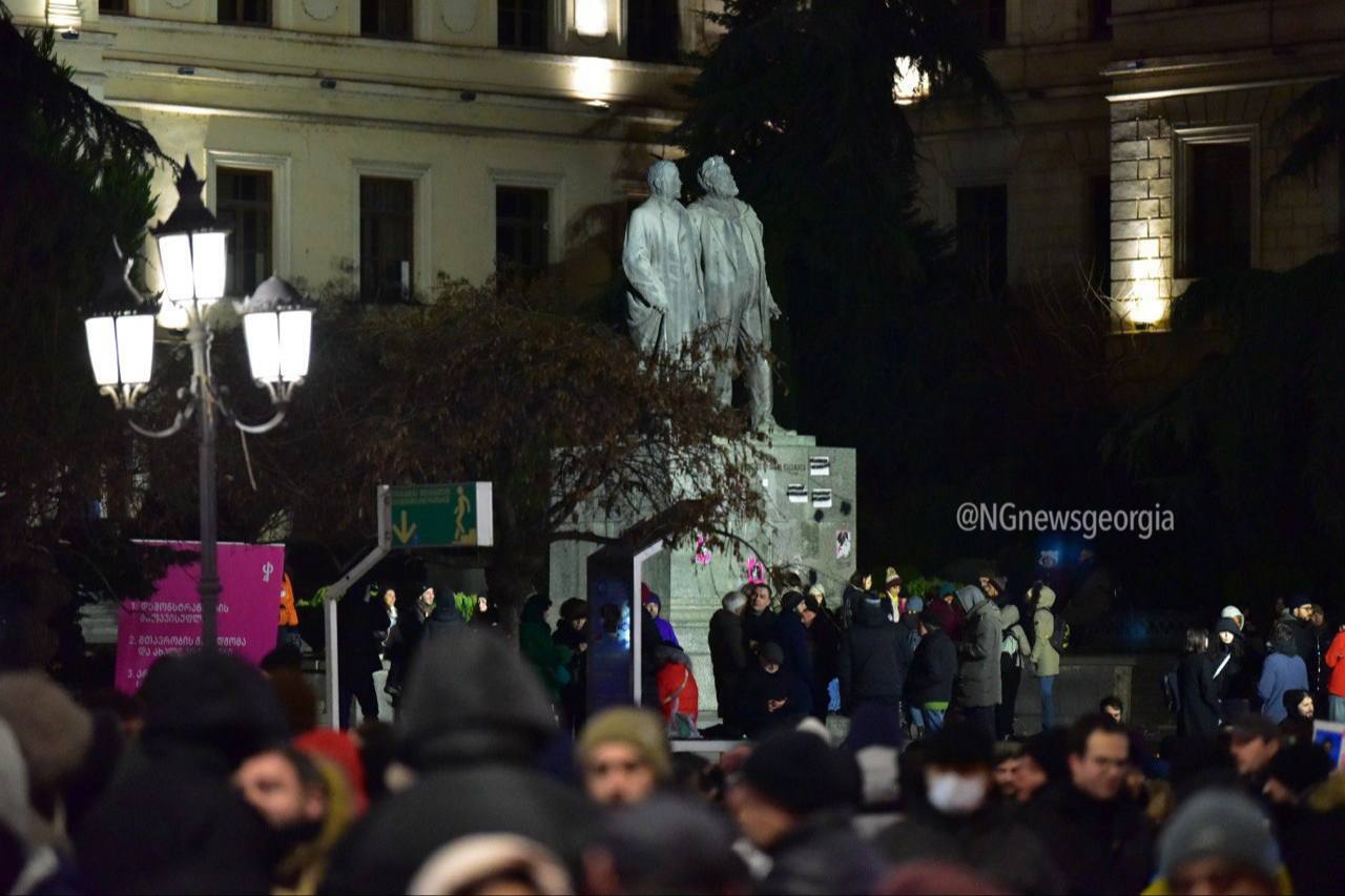 В столице Грузии продолжаются протесты против правящей партии: к акции студентов присоединились преподаватели вузов. Видео