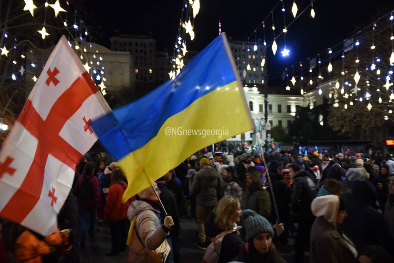 В столице Грузии продолжаются протесты против правящей партии: к акции студентов присоединились преподаватели вузов. Видео