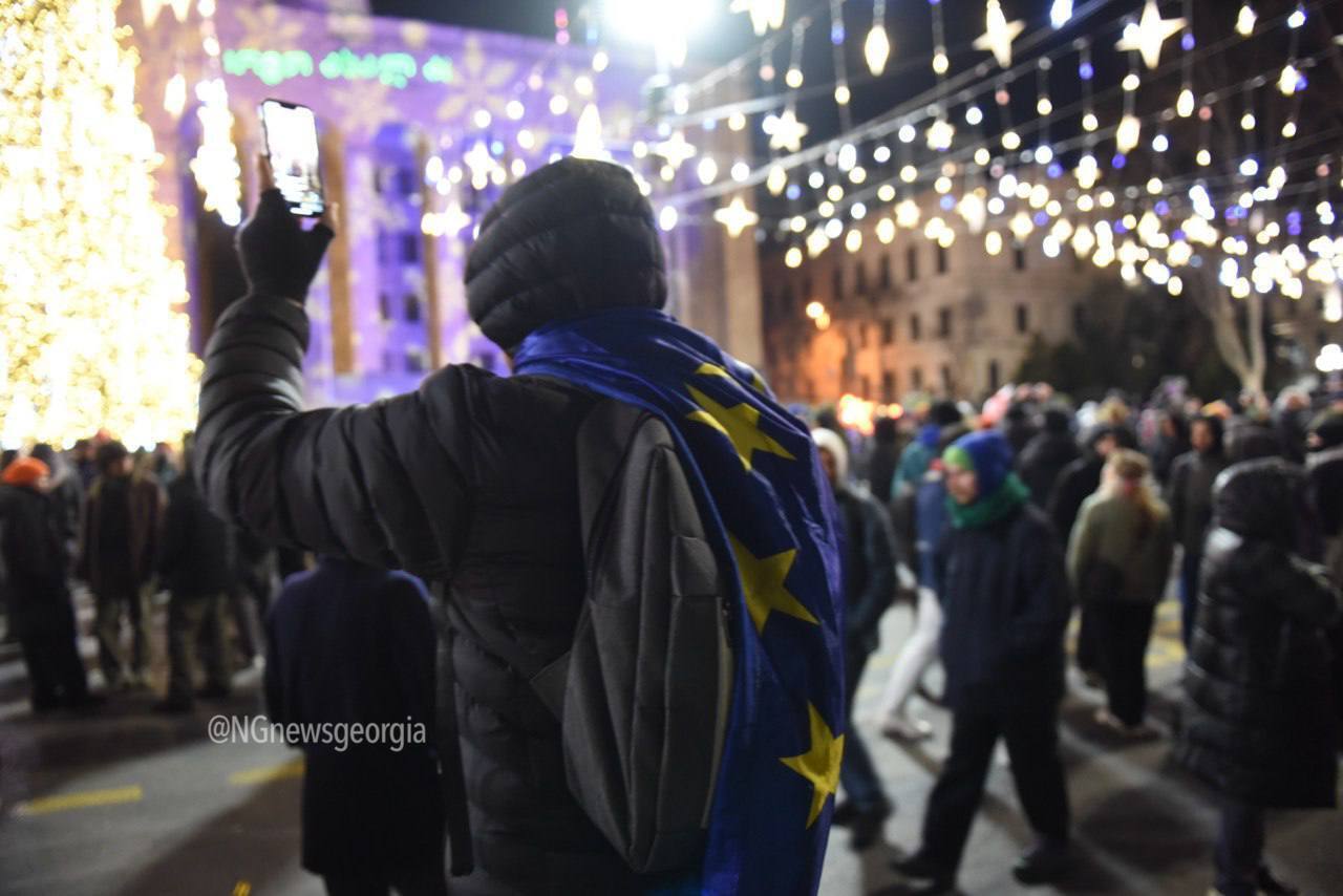 В столице Грузии продолжаются протесты против правящей партии: к акции студентов присоединились преподаватели вузов. Видео