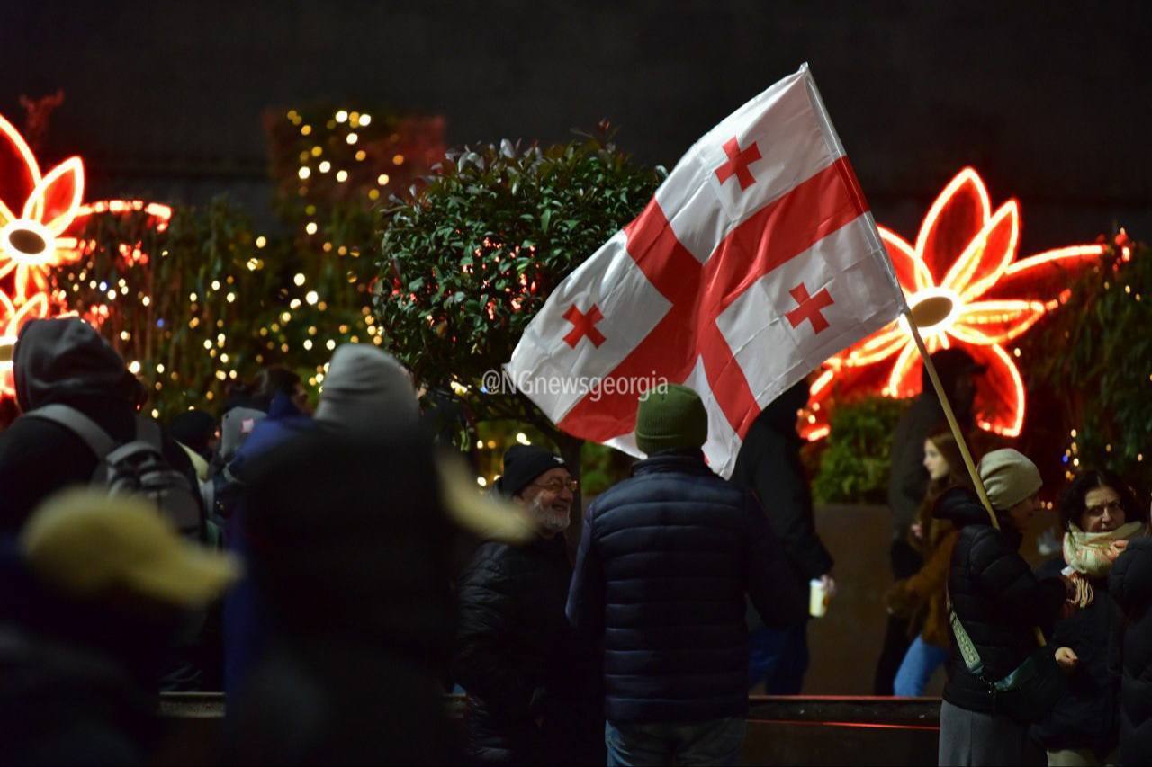 В столице Грузии продолжаются протесты против правящей партии: к акции студентов присоединились преподаватели вузов. Видео